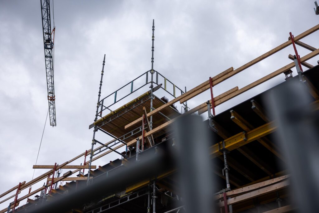 Q4 bez przestojów: jak zaplanować obsadę projektu budowlanego w Europie, utrzymując tempo, bezpieczeństwo i pełną zgodność
